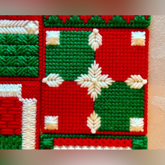 Handmade Vintage NEW Set of 8 Christmas Coasters Yarn and plastic needlepoint. - Picture 9 of 11